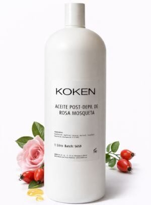 Aceite post depilatorio rosa mosqueta Koken 1 litro en botella blanca grande sobre fondo blanco con flor de rosa y frutos de rosa mosqueta — formato profesional para centros de estética