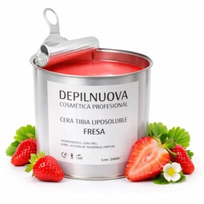 Cera depilatoria tibia de fresa en lata metálica 500ml sobre fondo blanco — cera liposoluble rosa con extracto de fresa y vitaminas para todo tipo de piel