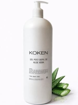 Gel post depilatorio aloe vera Koken 1 litro en botella blanca grande con dosificador sobre fondo blanco con planta de aloe vera — formato profesional para centros de estética