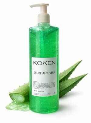 Gel predepilatorio aloe vera Koken 500ml en botella verde con dosificador sobre fondo blanco con planta de aloe vera