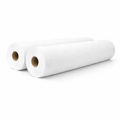 Pack 6 rollos de papel camilla ecológico doble capa 58cm x 70m con precorte cada 180cm sobre fondo blanco — 420 metros de celulosa biodegradable para centros de estética y fisioterapia