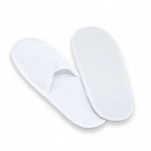 Imagen ilustrativa de zapatillas blancas desechables de TNT