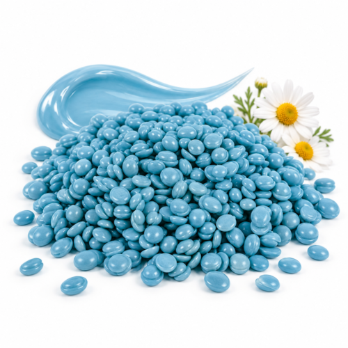 Perlas azules de cera depilatoria azuleno con flores decorativas y cera fundida