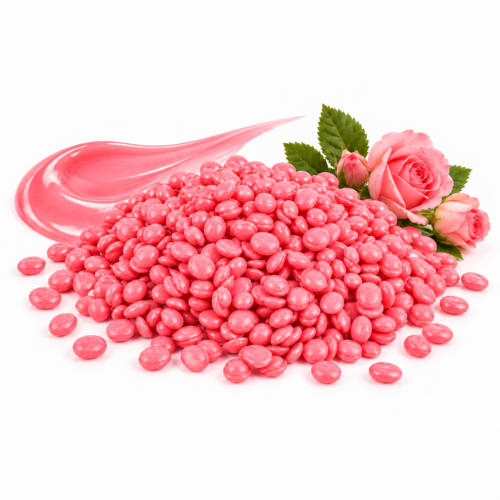 Perlas rosas de cera depilatoria con rosas decorativas sobre fondo blanco